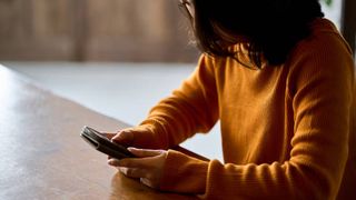 femeie cu telefon in mana