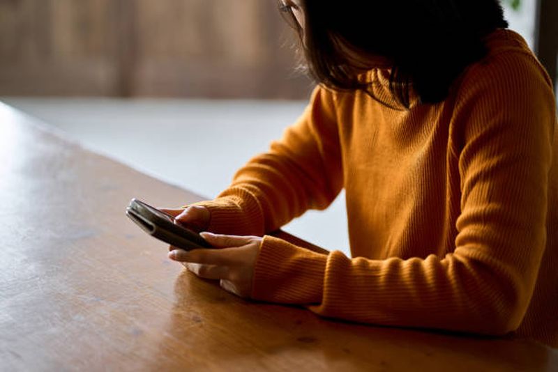 femeie cu telefon in mana