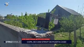 VIDEO - Tragedie &icirc;n Olt! Un copil de 3 ani a murit sub ochii părinților, strivit de o poartă metalică