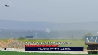 VIDEO - Aproape de tragedie! Șoferul unei autospeciale de pompieri a traversat calea ferată în viteză, fără să se asigure/ Trenul a frânat la timp