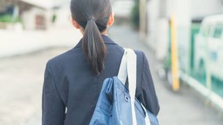 fata cu rucsac in spate