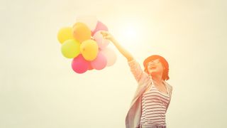 fata fericita cu baloane