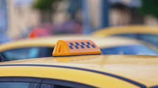 Clienții unui taxi au trăit clipe de groază, după ce mașina s-a răsturnat pe podul rutier de la Medgidia