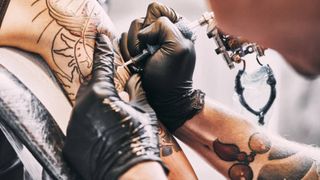 VIDEO - Caz teribil! Un t&acirc;năr de 23 de ani a &icirc;ncetat din viață &icirc;n timp ce &icirc;și făcea un tatuaj, &icirc;ntr-un mall din Timișoara. Reacția celor prezenți i-a uimit pe medicii ajunși la fața locului