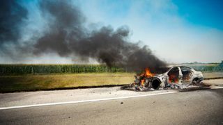 Cum a reușit să se salveze un tânăr după ce mașina i-a luat foc? Autoturismul a fost cuprins de flăcări pe A4