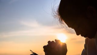 femeie care se roaga