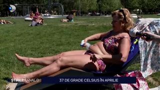 VIDEO - Temperaturi de vară, protecție solară și plajă în parc. Românii au profitat din plin de căldură