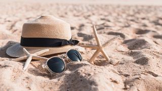 ochelari si palarie pe plaja