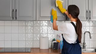 femeie care face curatenie