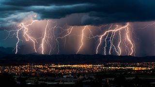 Cod galben de vreme rea în București! Meteorologii ANM au anunțat ploi torențiale. Prognoza meteo pentru zilele următoare