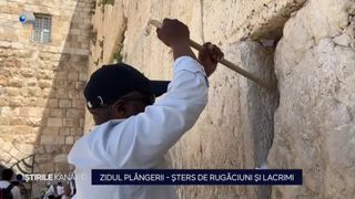 VIDEO - Zidul Plângerii din Ierusalim, șters de rugăciuni și lacrimi. Locul de pelerinaj este gata să primească noi dorințe de la credincioși