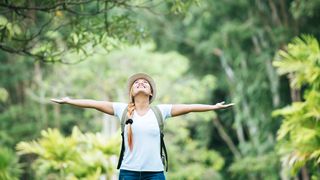 femeie fericita in natura