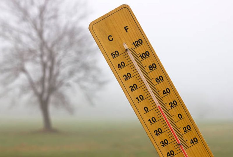 termometru care indica temperatura