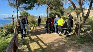 Un român de 35 de ani, dezamăgit în dragoste, s-a legat de un copac pe malul mării, în Italia, și a amenințat că își ia zilele. Ce a urmat după ore de negociere cu poliția