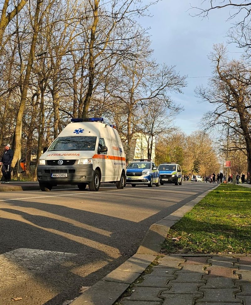 Agenții SRI, acțiune în parcarea unui supermarket din Focșani