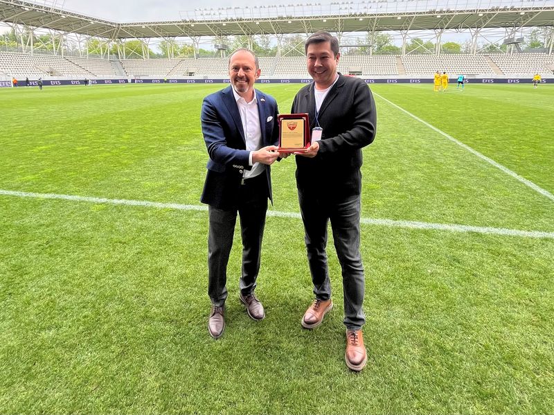 Ozgur Kivanc Altan, ambasadorul Republicii Turcia, și Fatih Salis, director Stiri si Productii Interne Dogan Media