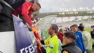  Nationala Artiştilor Fotbalişti din Rom&acirc;nia şi Naţionala Artiştilor Fotbalişti din Turcia. jucatorii au dat autografe la final
