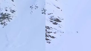 Momentul în care o femeie care schiază declanșează o avalanșă! A fost târâtă până la poalele muntelui