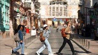 oameni care se plimba