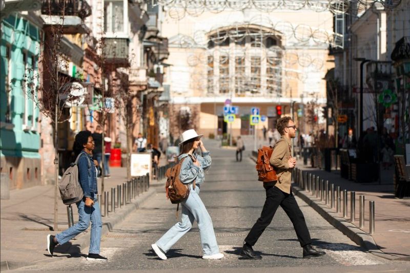 oameni care se plimba