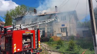 Sediul unei primării din Dolj, cuprins de flăcări. Planșeul s-a prăbușit în două camere