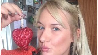 Femeia de afaceri a atacat cu paharul de vin un client din bar