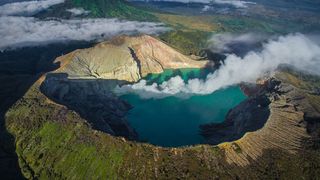 Vulcanul Ijen din Banyuwangi, una dintre minunile naturale din Java de Est, Indonezia