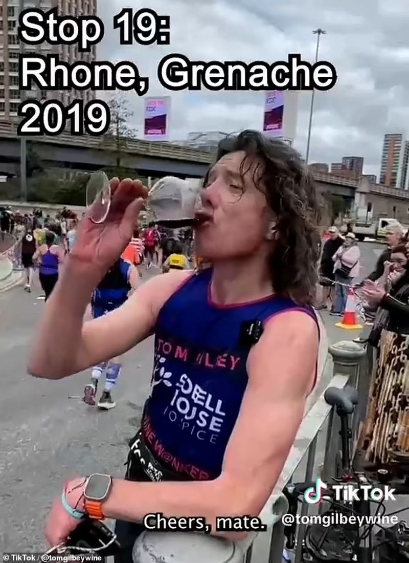 Tom Gilbey s-a oprit pentru a bea vin la fiecare milă (peste 1,6 km).