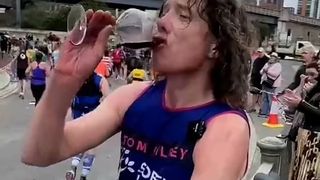 Tom Gilbey s-a oprit pentru a bea vin la fiecare milă (peste 1,6 km).