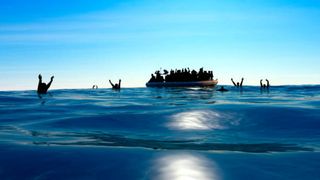 Tragedie pe Canalul Mânecii! Cinci migranți au încetat din viață:  "Tatăl și-a văzut fiica pierind în fața lui”