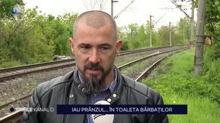 VIDEO: Scene șocante &icirc;n gară! Mai multe femei de la curățenie iau pr&acirc;nzul...&icirc;n toaleta bărbaților