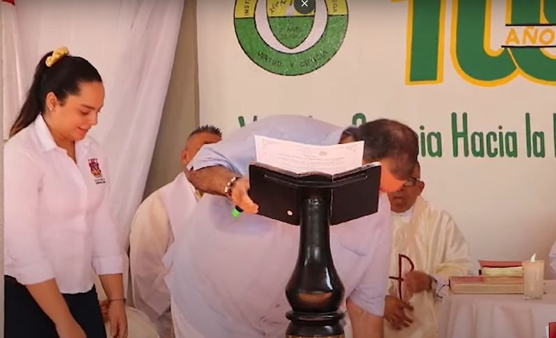 a slăbit din cauza unei diete obligatorii, din cauza muncii grele pe care o depune ca primar.