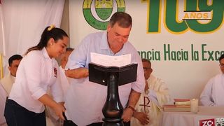 VIDEO. Momentul &icirc;n care un primar răm&acirc;ne fără pantaloni &icirc;n timpul unui discurs. Asistenta s-a grăbit să-i pună la loc! "Nu e prima dată c&acirc;nd mi se &icirc;nt&acirc;mplă"