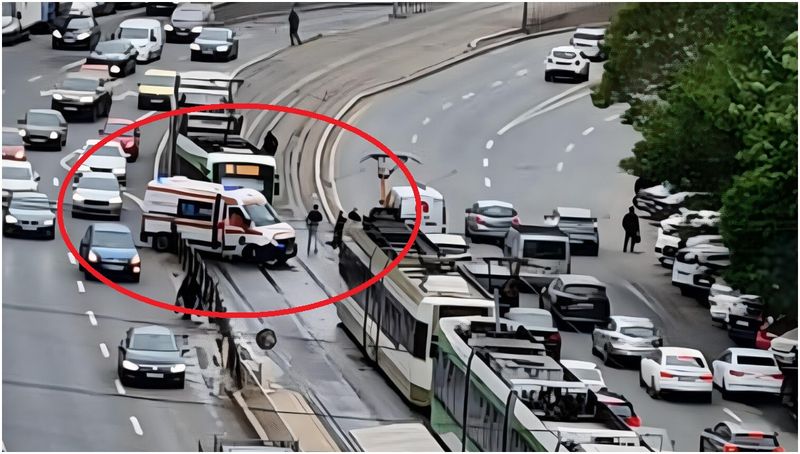 Un tramvai a lovit o ambulanță în Capitală