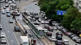 Un tramvai a lovit o ambulanță &icirc;n Capitală