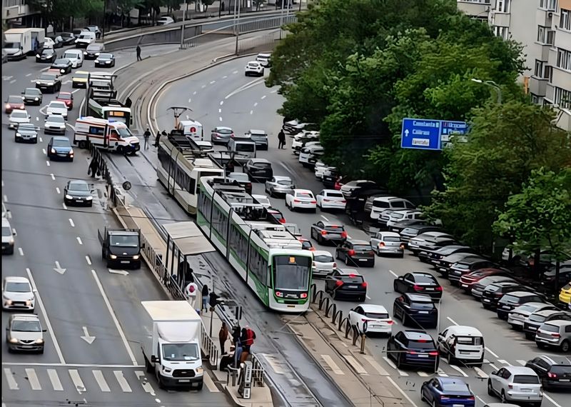 Un tramvai a lovit o ambulanță în Capitală