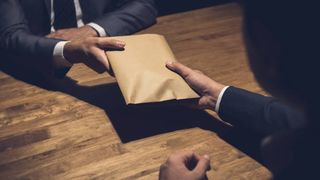 oameni cu un plic in mana