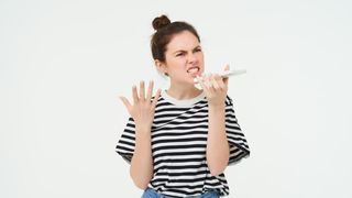 femeie care se cearta