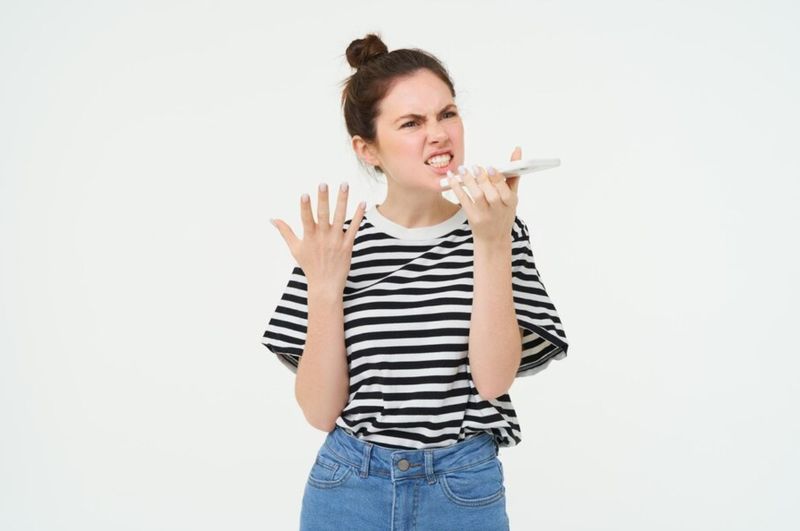 femeie care se cearta