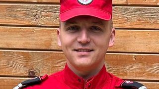 "A fost destinul". Un pompier a salvat viața unui bătrân, căzut printre rafturile unui magazin din Neamț. Cum s-a întâmplat totul?