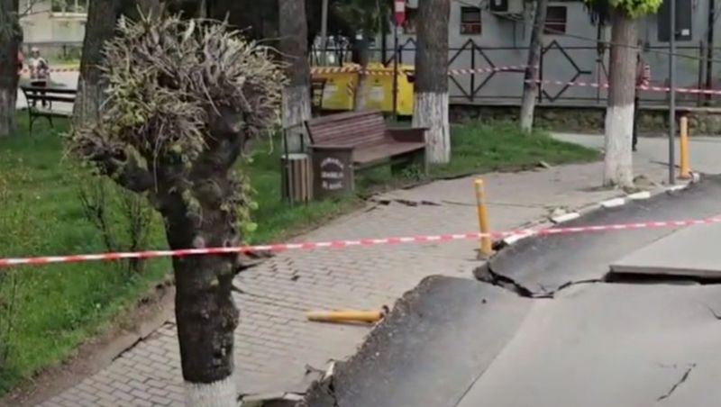 Stradă surpată Slănic