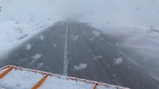 VIDEO: Ninge pe Transalpina! Autoritățile îi avertizează pe șoferi să nu plece cu maşinile, dacă nu sunt echipate. Anunțul meteorologilor