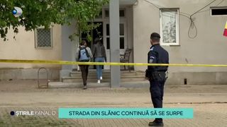 VIDEO- Strada din Slănic continuă să se surpe.  Oamenii evacuați nu au nicio idee când se vor putea întoarce înapoi în case. ,,Cine răspunde de viețile noastre?''
