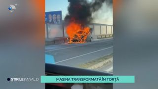 VIDEO- Mașină transformată &icirc;n torță, &icirc;n mijlocul șoselei. Autoturismul se afla la intrarea &icirc;n oraș, iar flăcările au cuprins &icirc;ntreaga caroserie &icirc;n doar c&acirc;teva minute