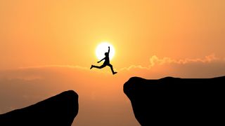 barbat care sare pe stanci