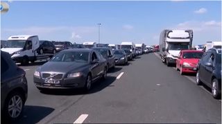 VIDEO. Haos &icirc;n vămi &icirc;nainte de Sărbători. Rom&acirc;nii trec granița cu chiu, cu vai