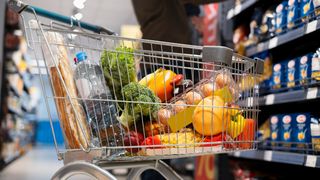 VIDEO Alimentele care se scumpesc de Crăciun. Carnea, băuturile și legumele vor costa mai mult în decembrie