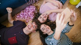 prieteni care se distreaza