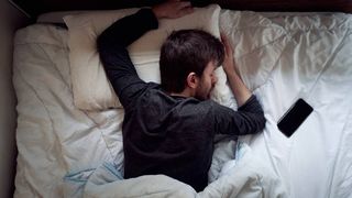 om care doarme cu telefonul in pat