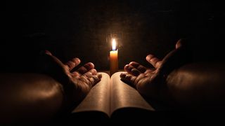 barbat care se roaga